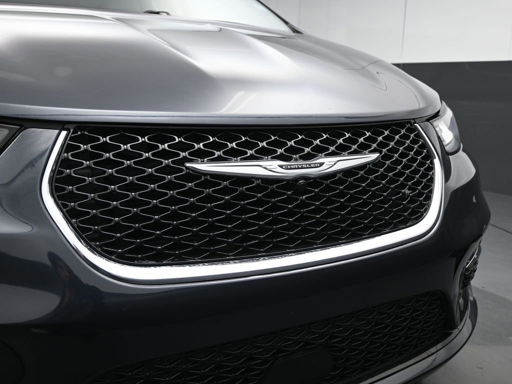 Used 2021 Chrysler Pacifica Touring-L image 11