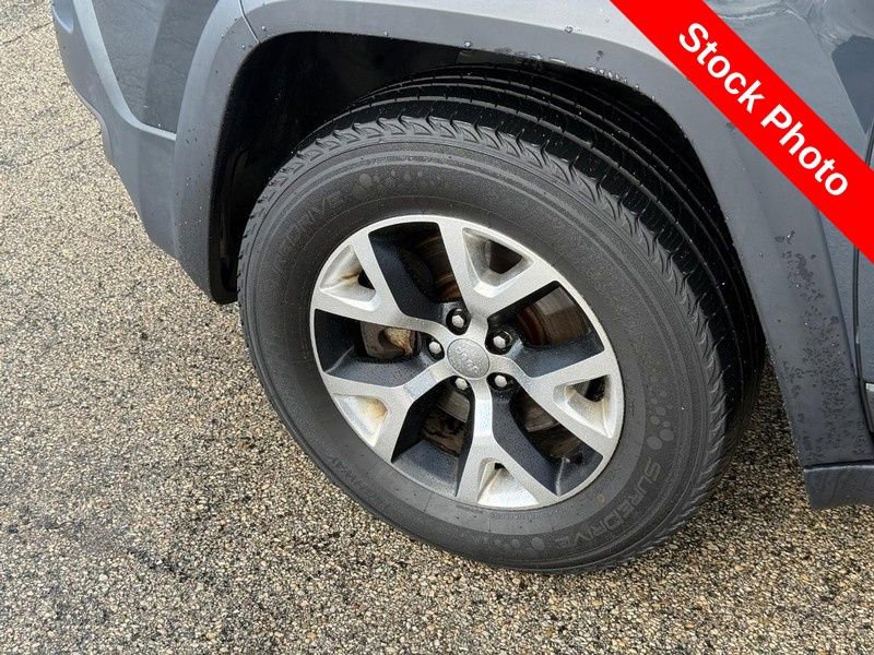 Used 2017 Jeep Cherokee Trailhawk image 10
