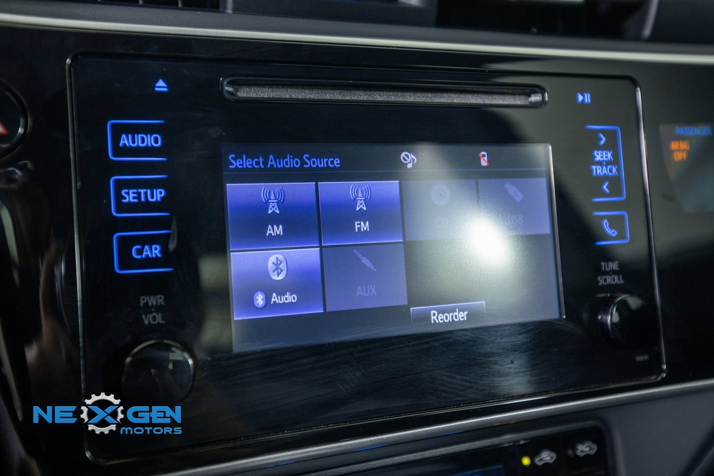 Used 2018 Toyota Corolla LE FWD image 19