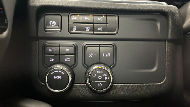 Used 2025 Chevrolet Suburban Premier AWD/4WD image 31