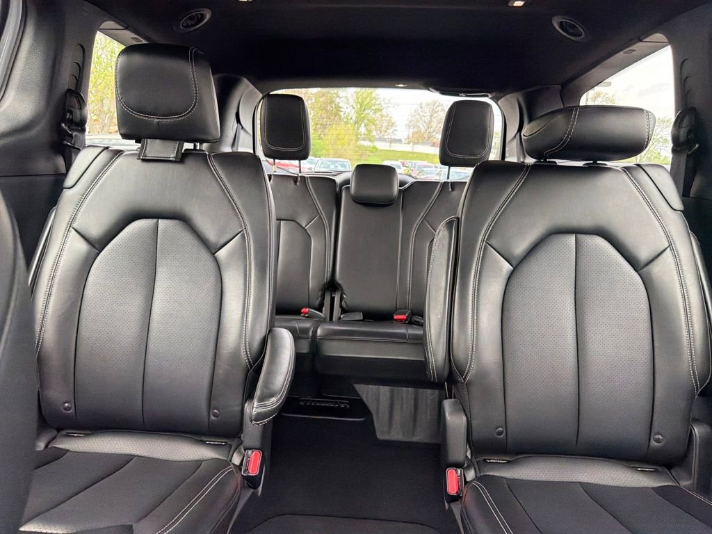 Used 2025 Chrysler Pacifica Select image 50