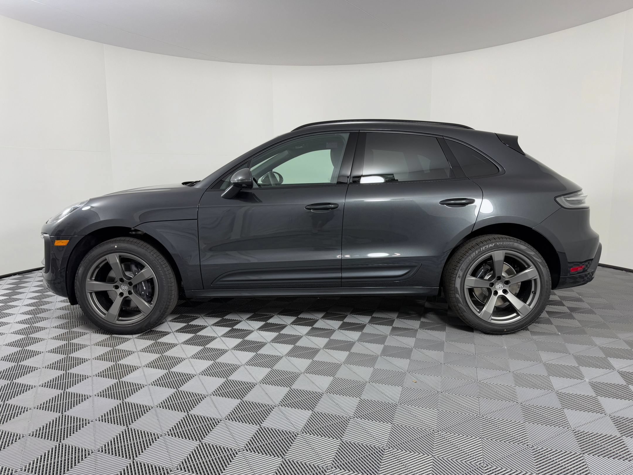 Certified 2026 Porsche Macan AWD/4WD image 2