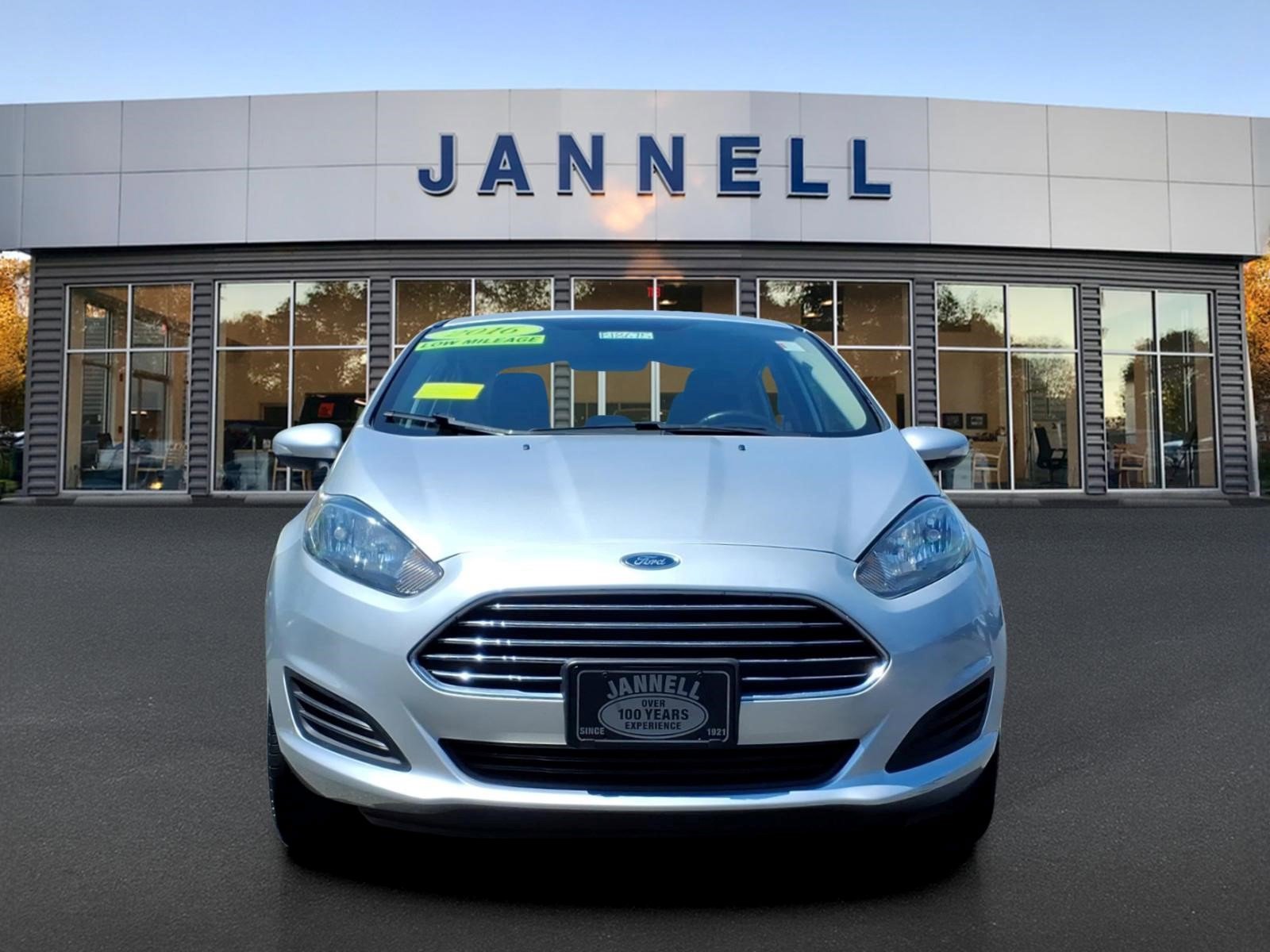 Used 2016 Ford Fiesta SE FWD image 2