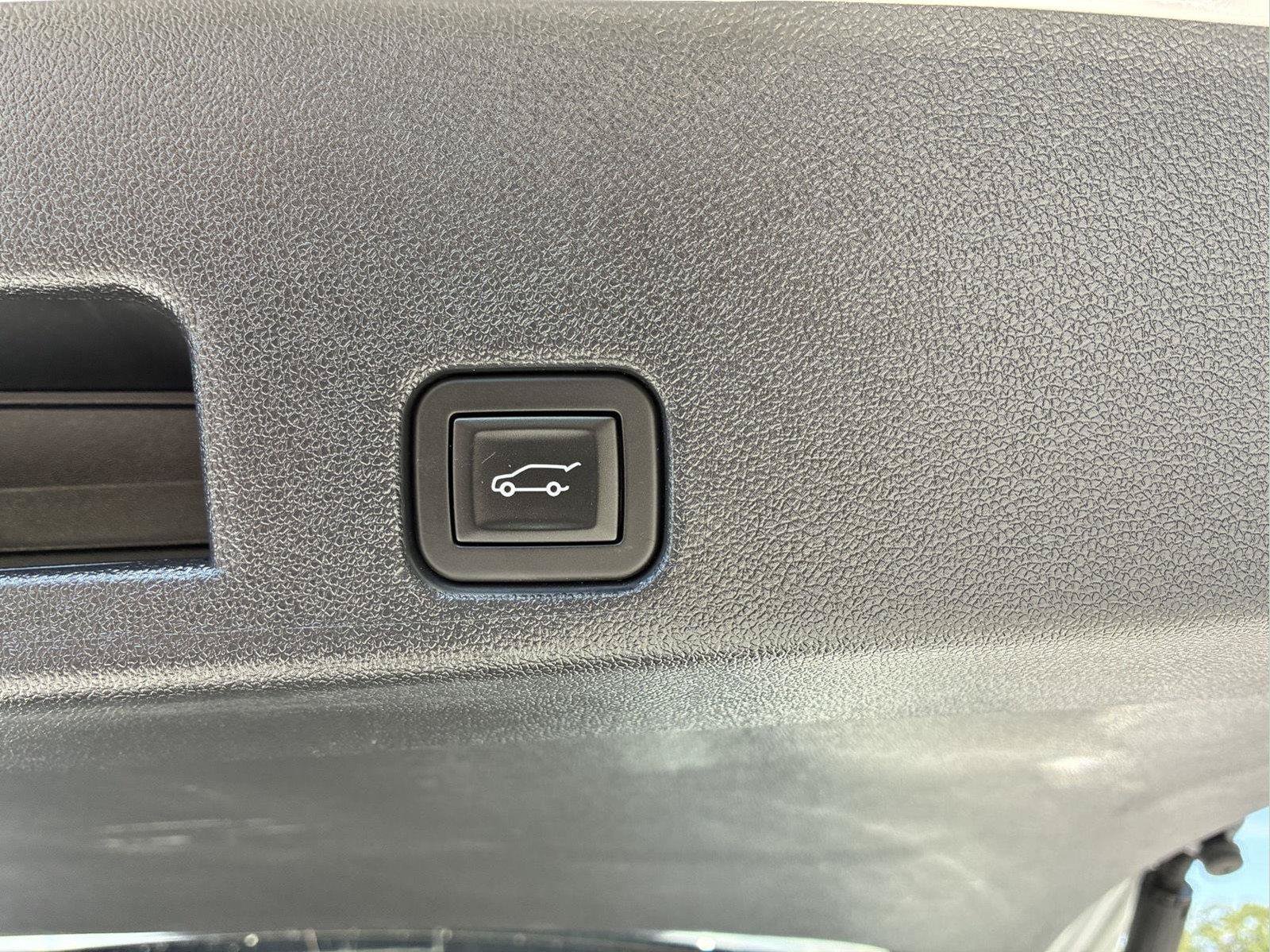 Used 2025 GMC Acadia Elevation w/ Elevation Premium Package AWD/4WD image 11