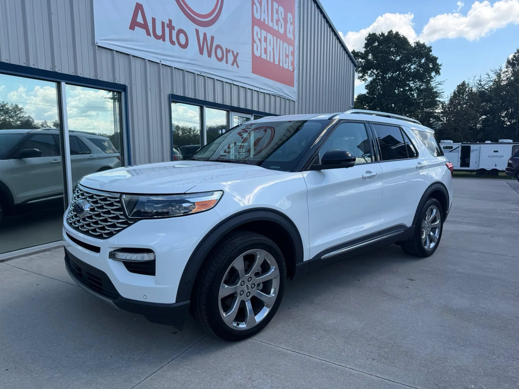 Used 2020 Ford Explorer Platinum w/ Premium Technology Package AWD/4WD image 2