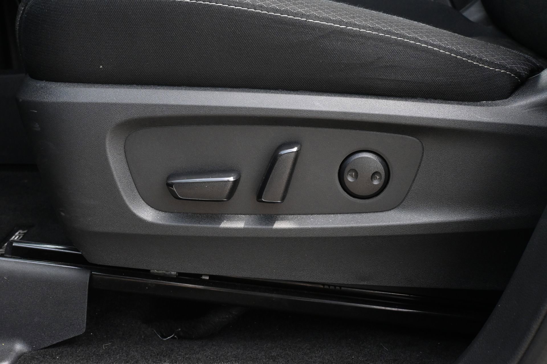 Used 2025 Nissan Pathfinder SV FWD image 16