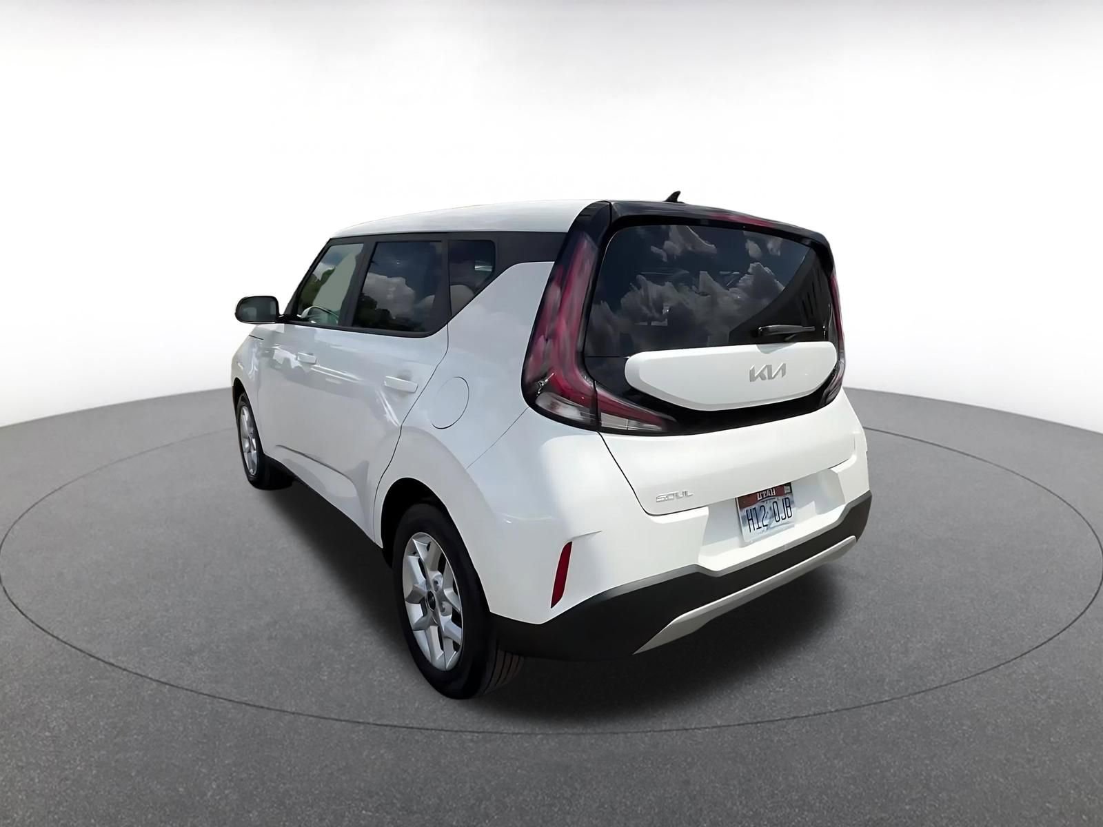 Used 2025 Kia Soul LX w/ LX Technology Package FWD image 11