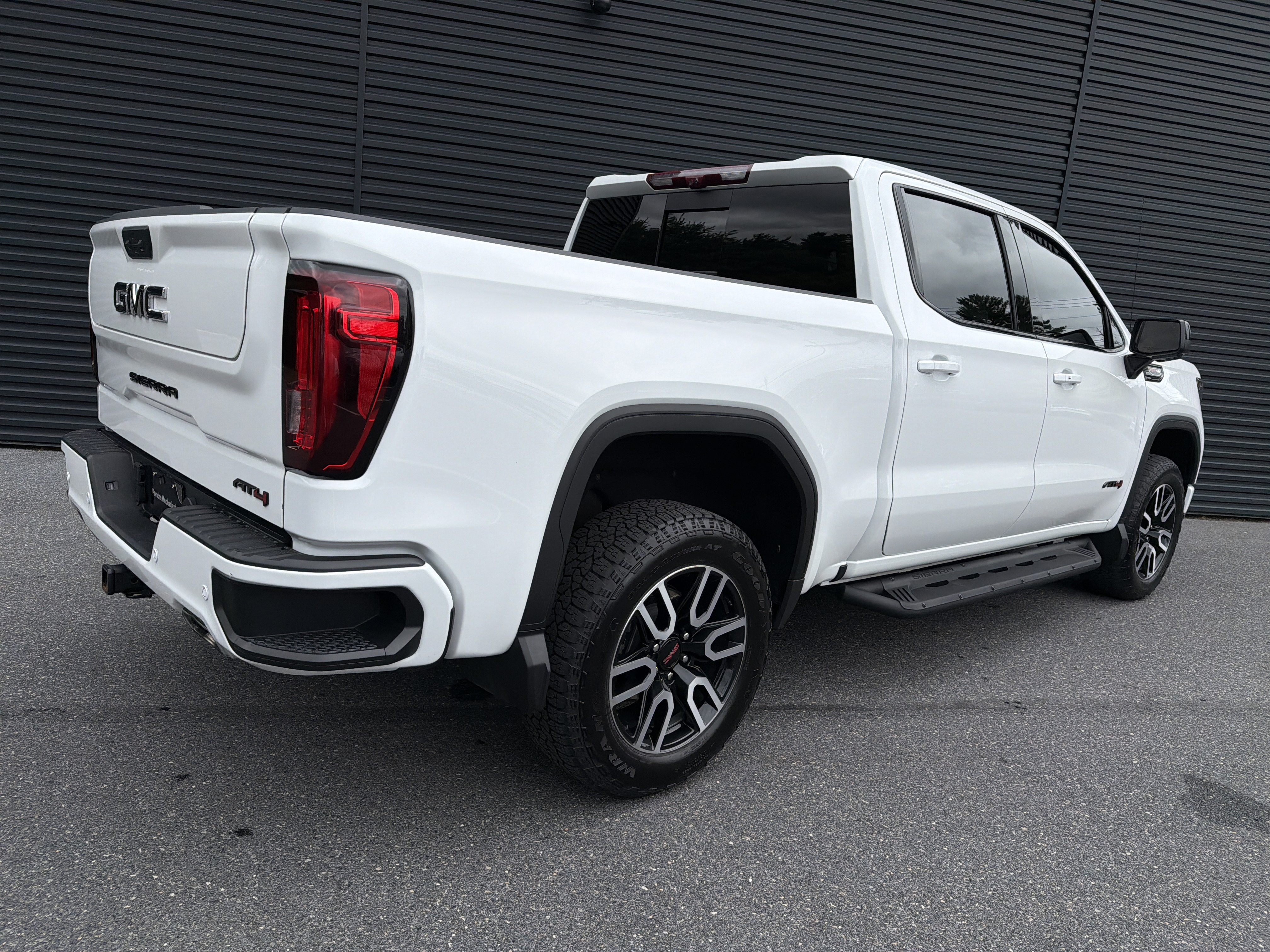 Used 2024 GMC Sierra 1500 AT4 w/ Technology Package AWD/4WD image 5