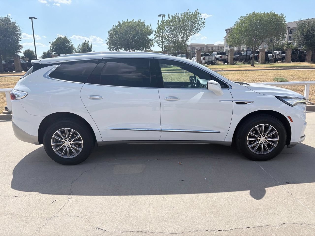 Used 2022 Buick Enclave Essence FWD image 3