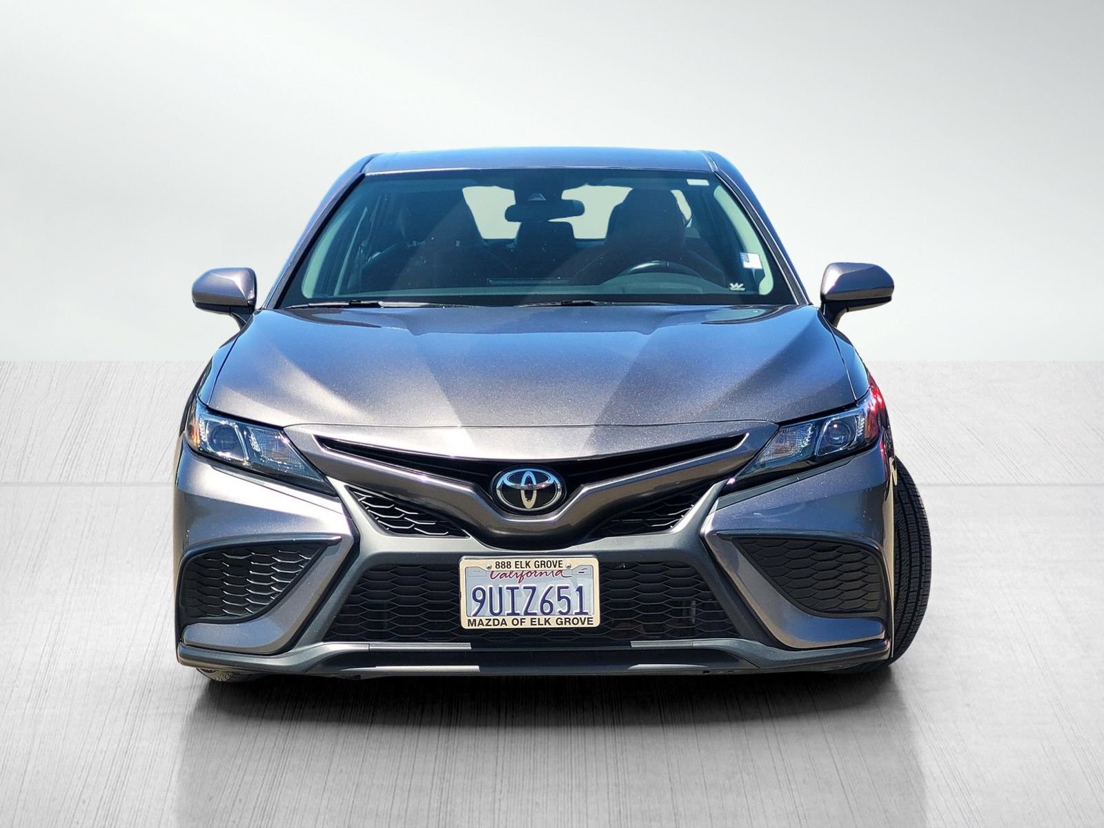 Used 2021 Toyota Camry SE FWD image 2