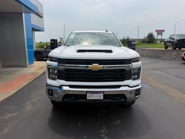 Used 2024 Chevrolet Silverado 2500 LT AWD/4WD image 3