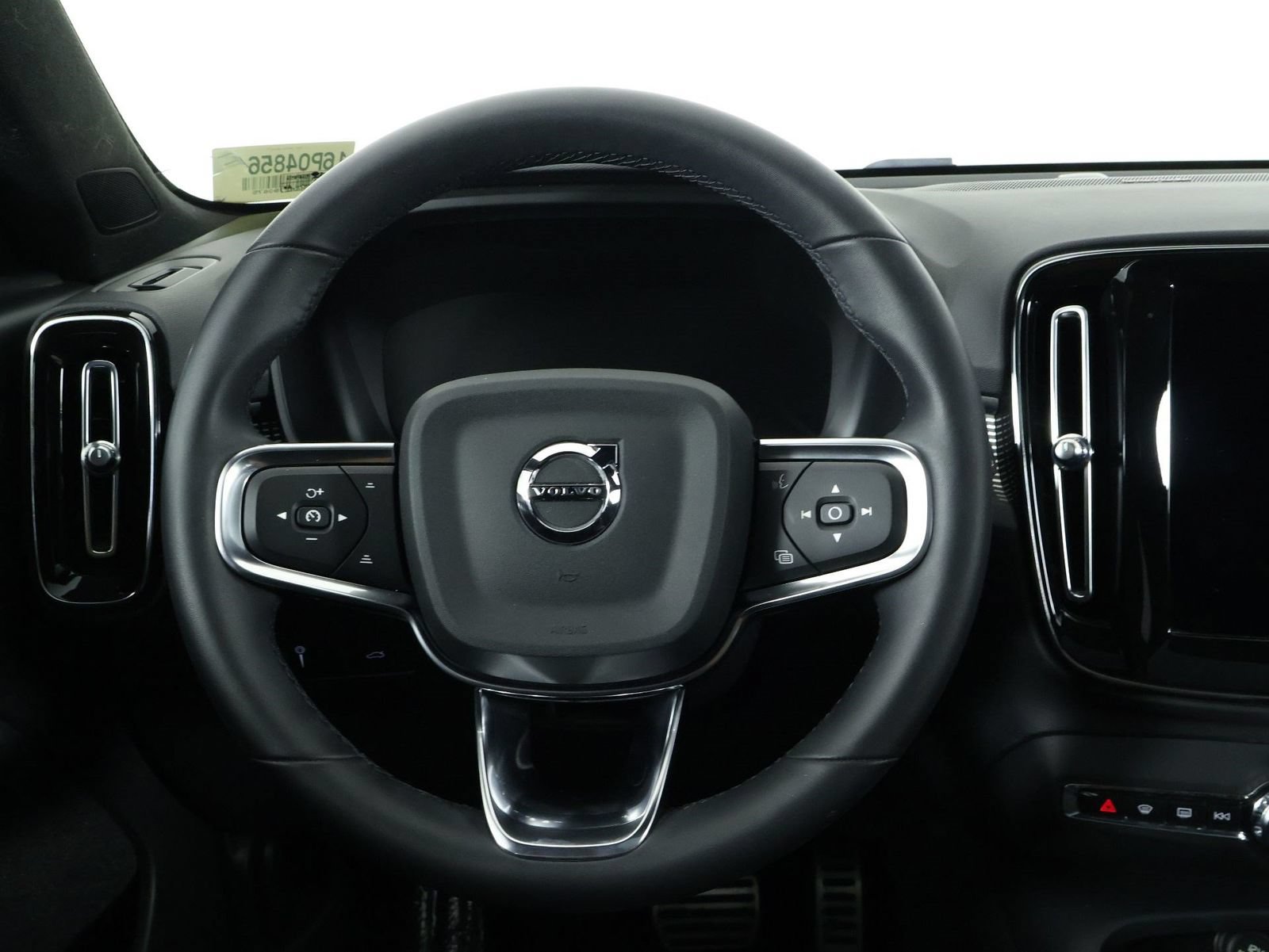 Certified 2022 Volvo XC40 T5 R-Design w/ Advanced Package AWD/4WD image 8