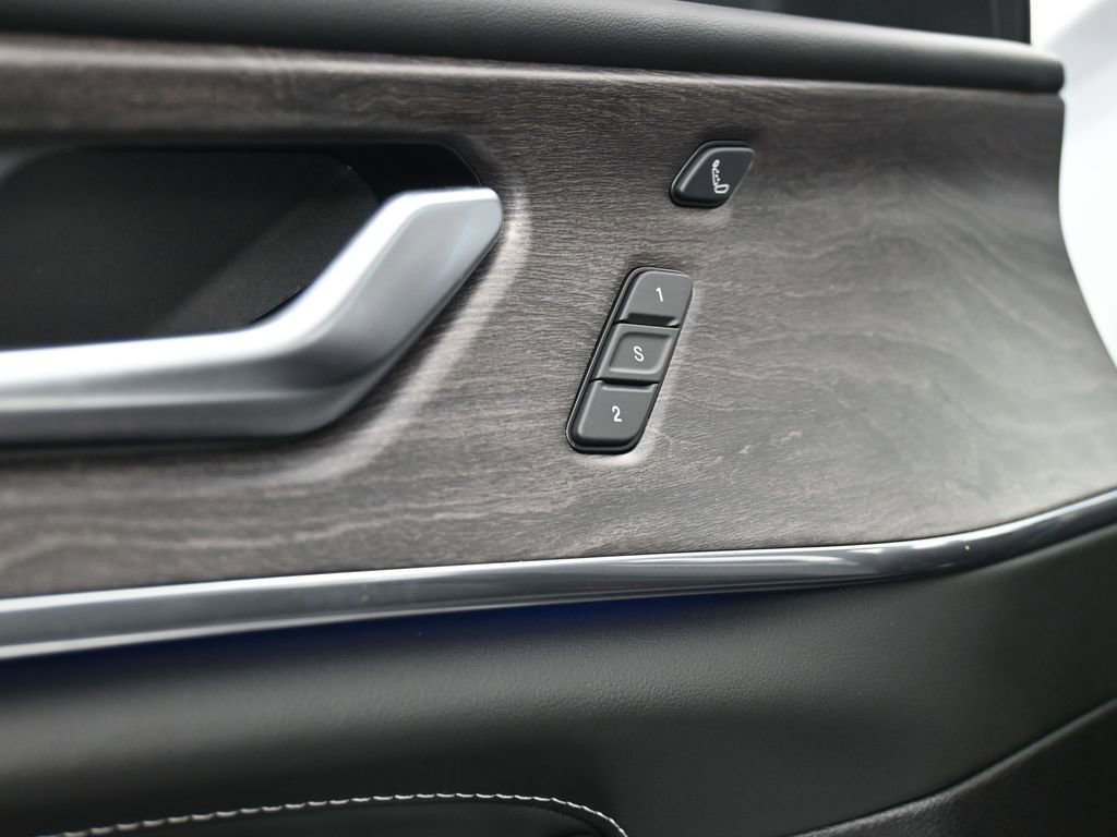 Used 2024 Jeep Grand Cherokee Overland w/ Luxury Tech Group IV image 39