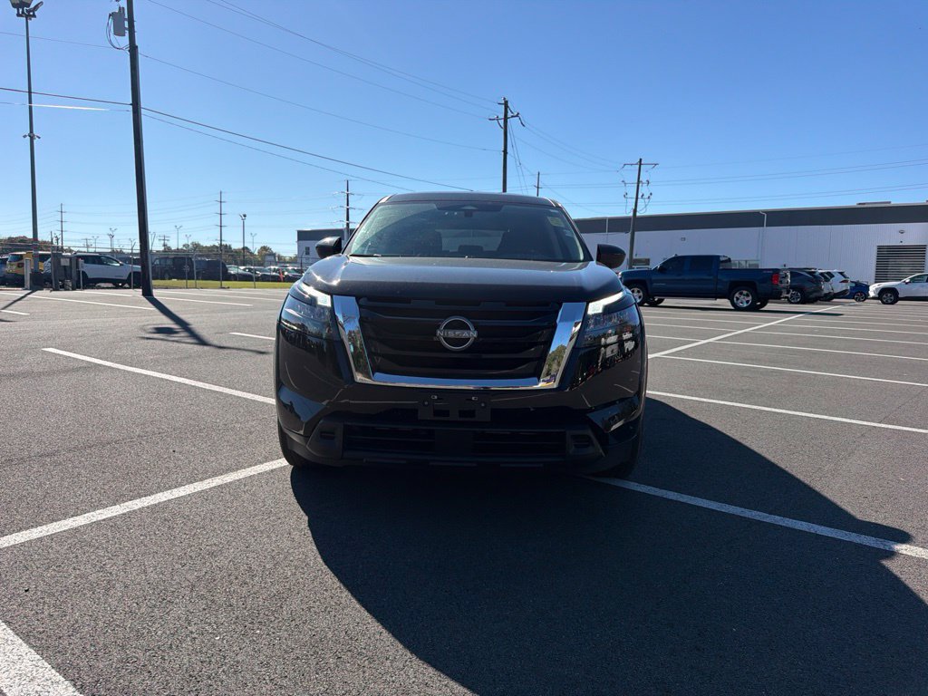 Used 2025 Nissan Pathfinder S AWD/4WD image 2