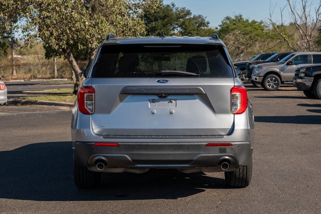 Used 2022 Ford Explorer XLT w/ Equipment Group 202A image 4