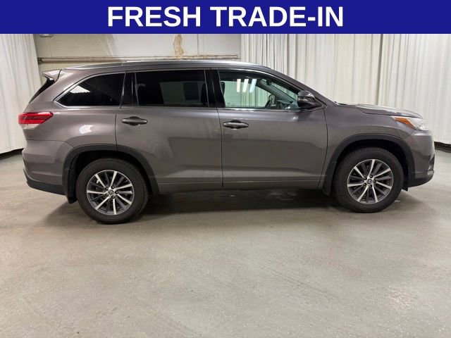 Used 2017 Toyota Highlander XLE AWD/4WD image 4
