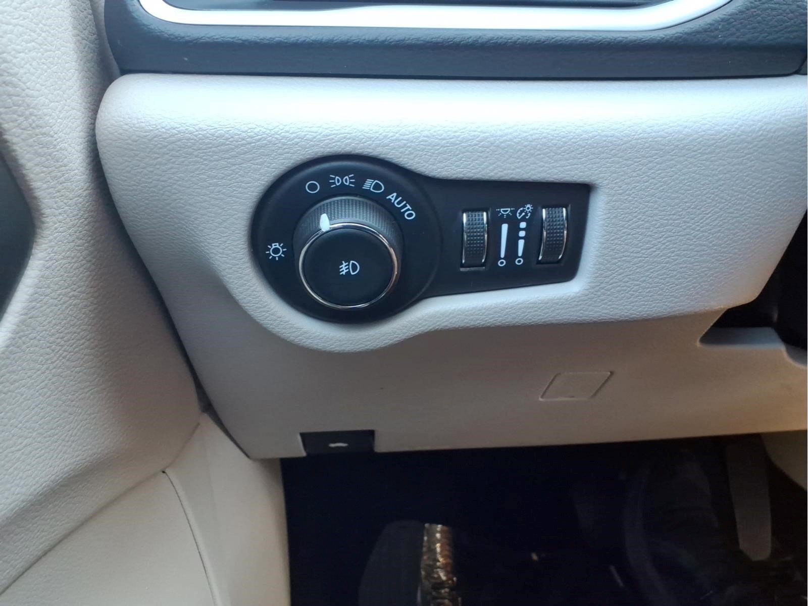 Used 2024 Chrysler Pacifica Touring-L FWD image 19