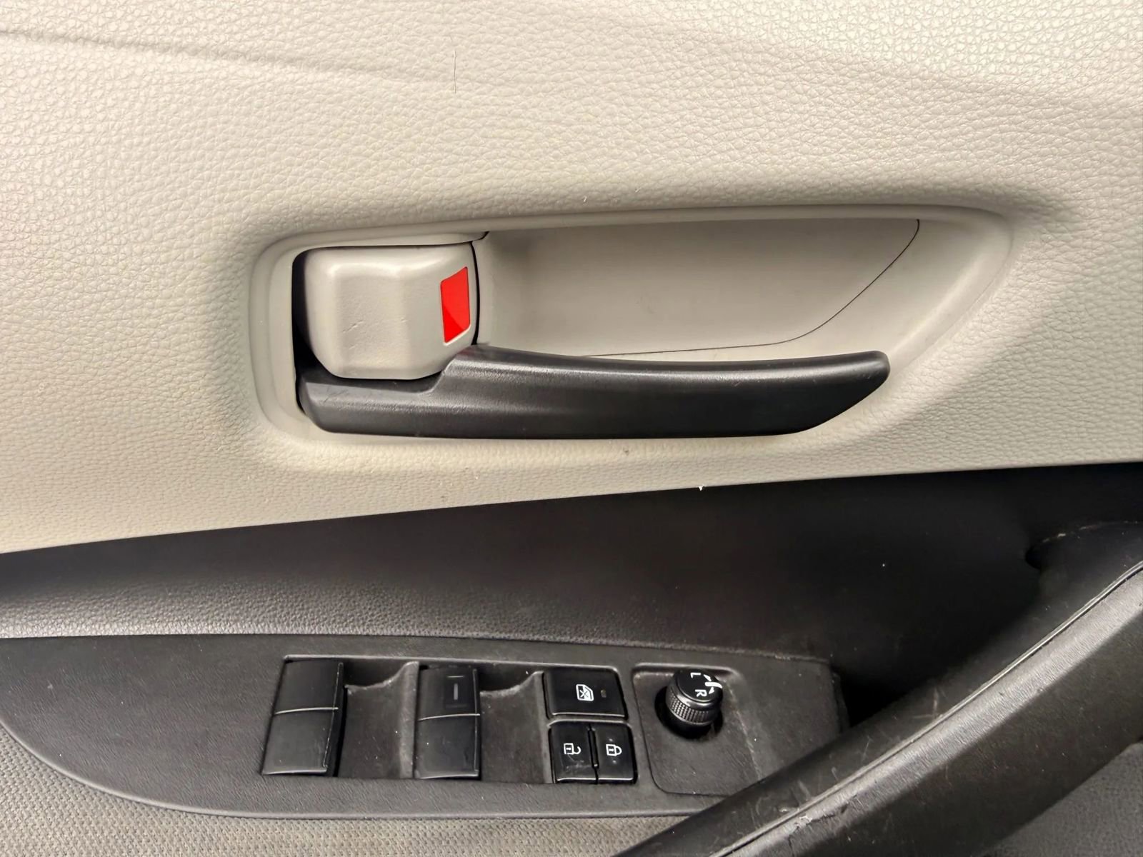 Used 2022 Toyota Corolla LE image 9