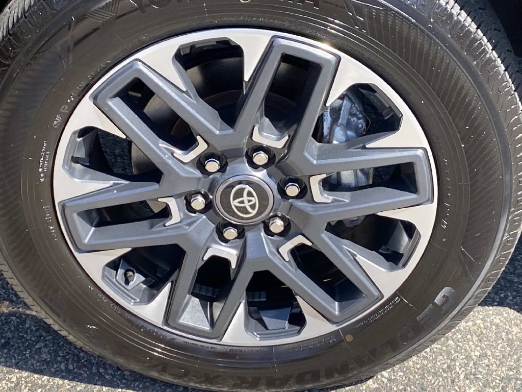 Used 2025 Toyota Tundra Limited AWD/4WD image 27