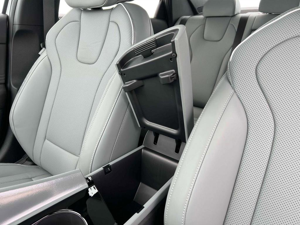 New 2025 Hyundai Elantra Limited image 19