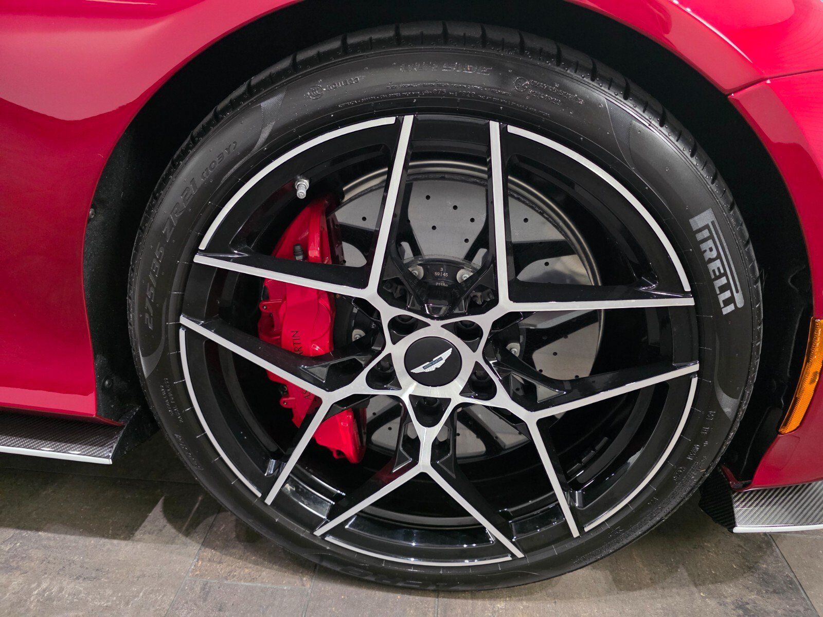 Used 2025 Aston Martin Vanquish RWD image 4