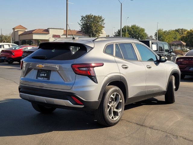 Used 2025 Chevrolet Trax LT w/ LT Convenience Package FWD image 5