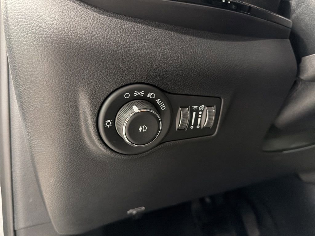 New 2026 Jeep Compass Latitude image 16