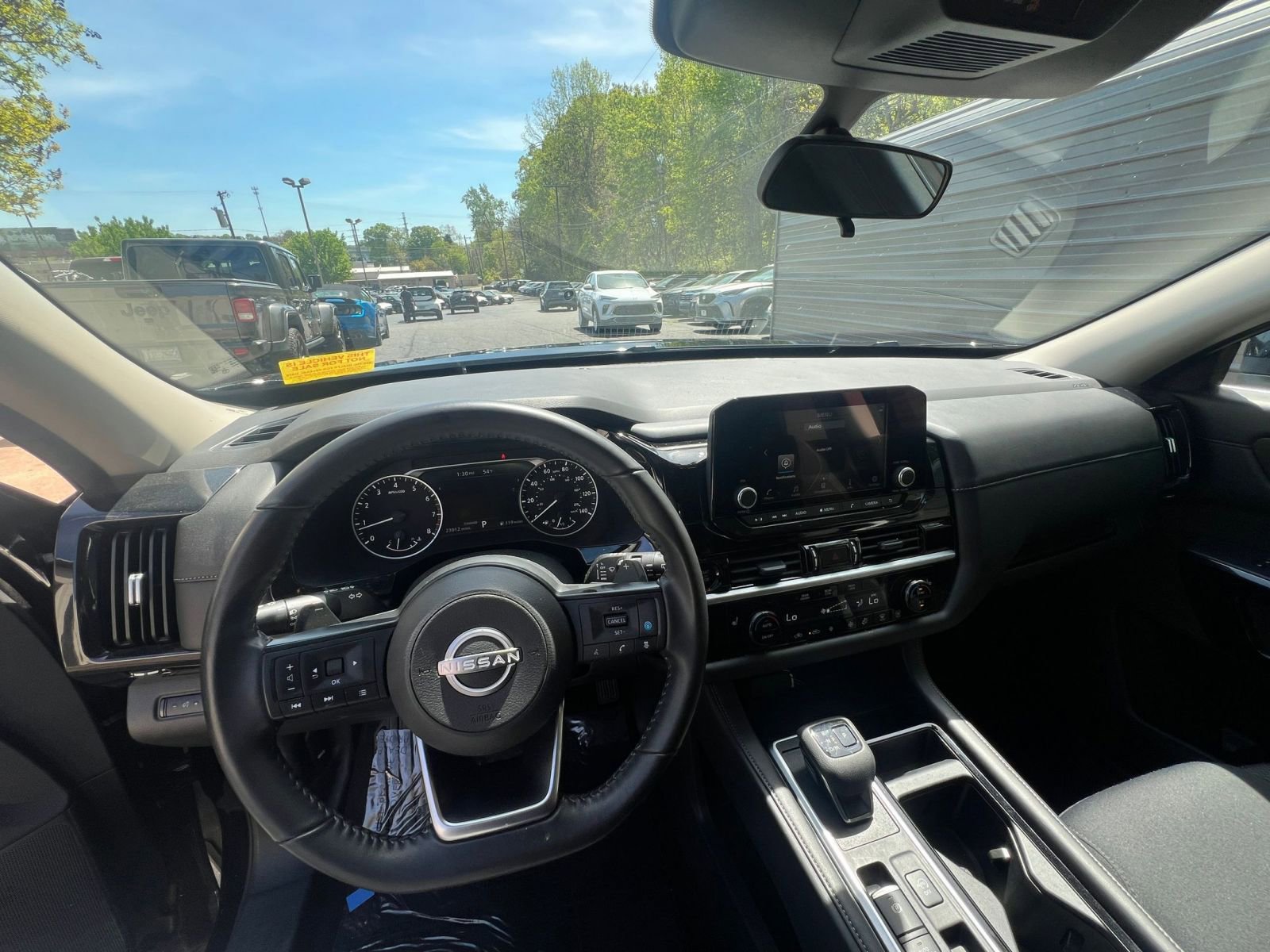 Used 2025 Nissan Pathfinder SV FWD image 33