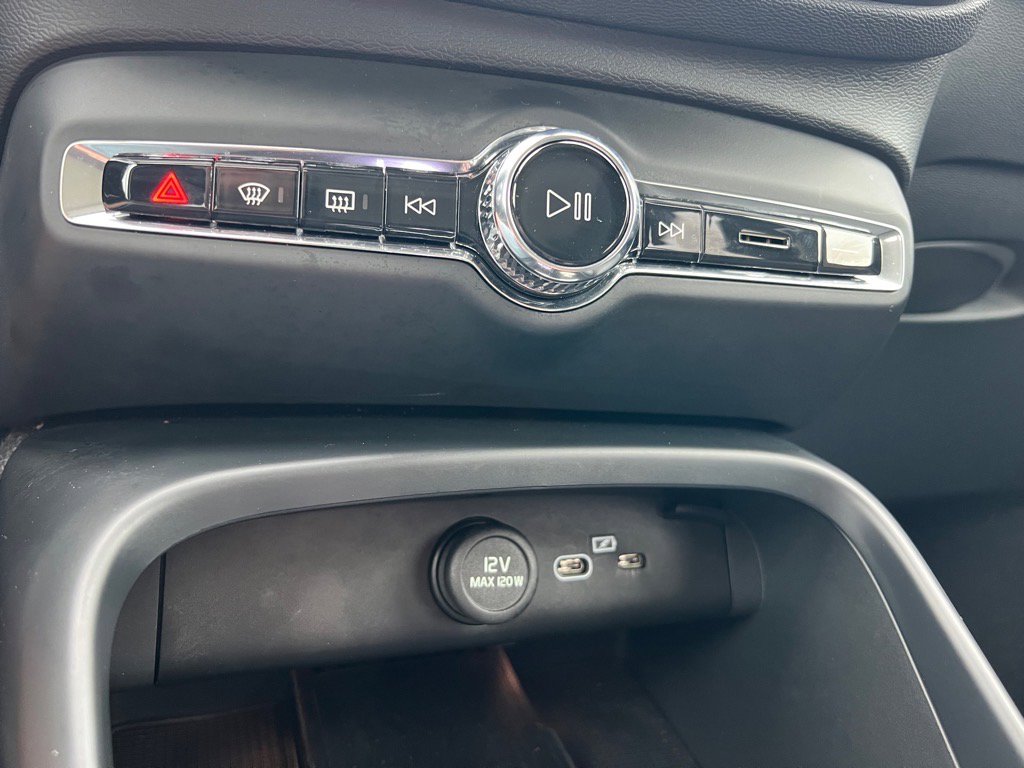 Used 2025 Volvo XC40 B5 Plus image 10