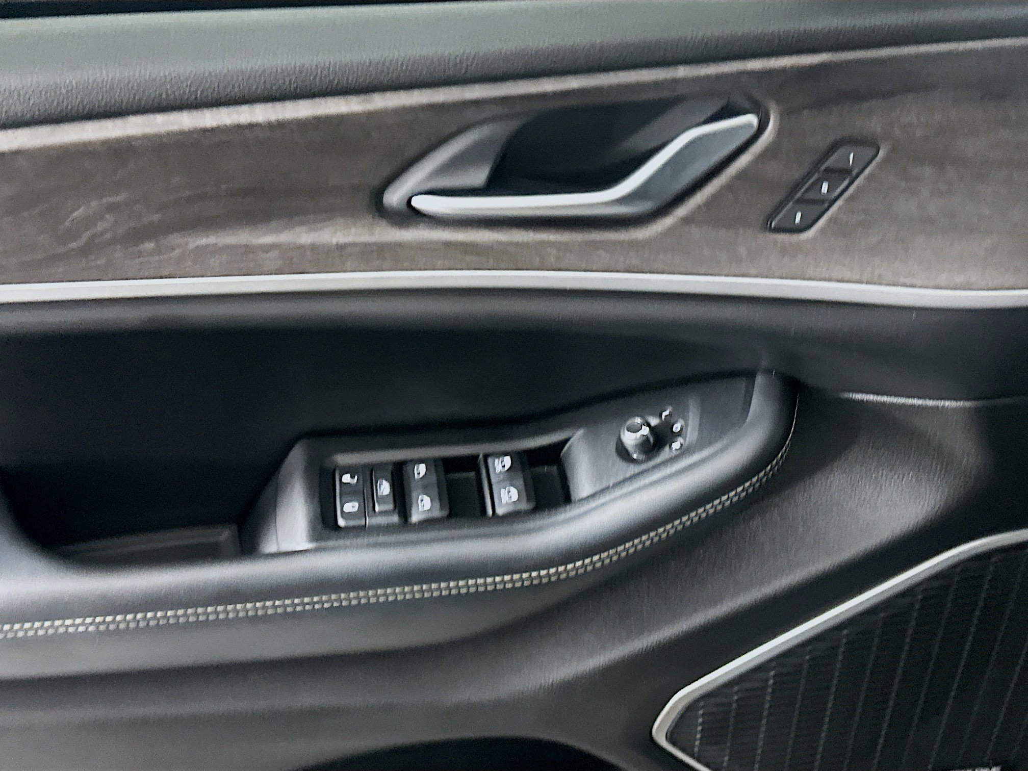 Used 2023 Jeep Grand Cherokee Limited w/ Luxury Tech Group II image 15