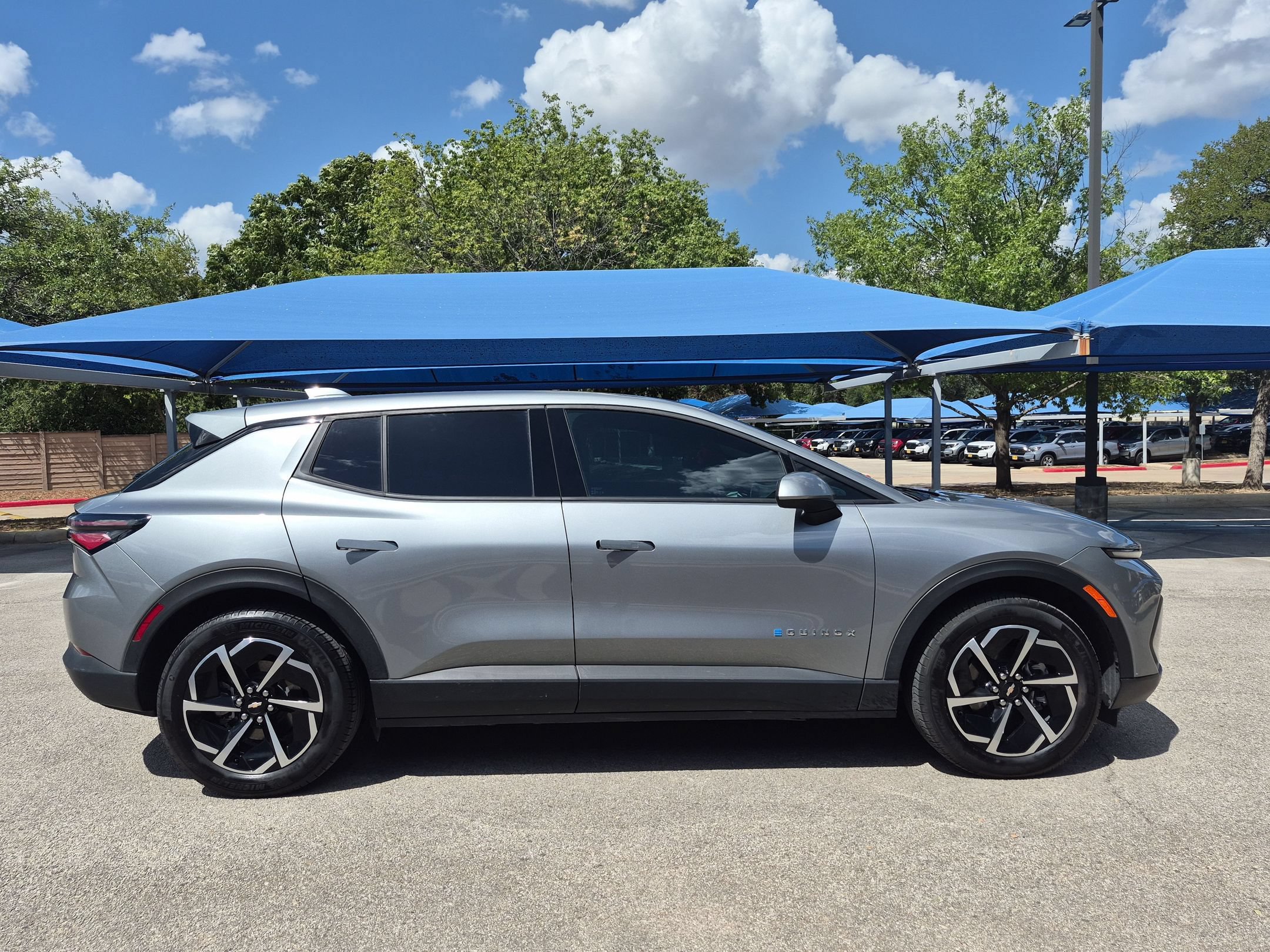 Used 2025 Chevrolet Equinox EV LT FWD image 2