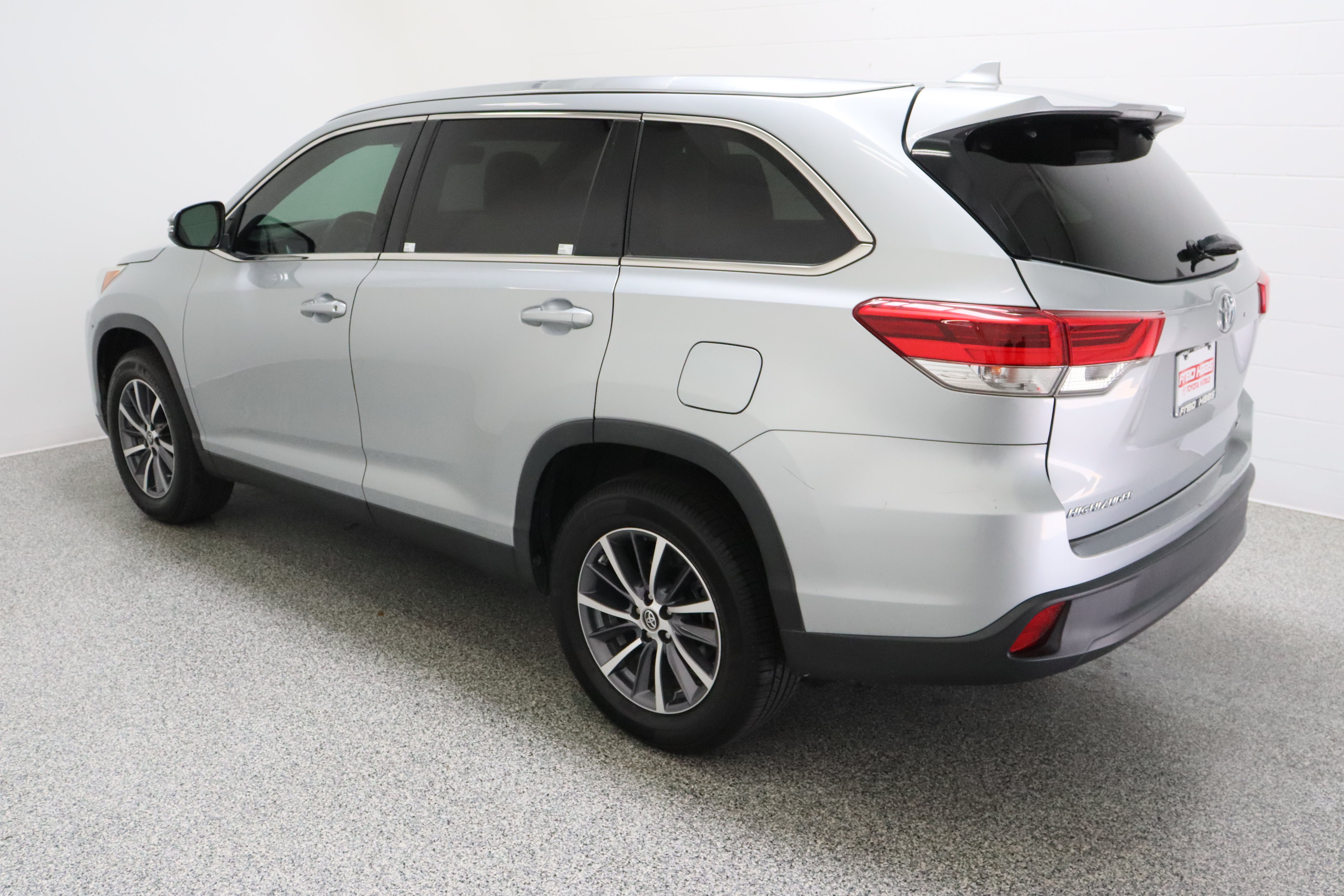Used 2019 Toyota Highlander XLE FWD image 9