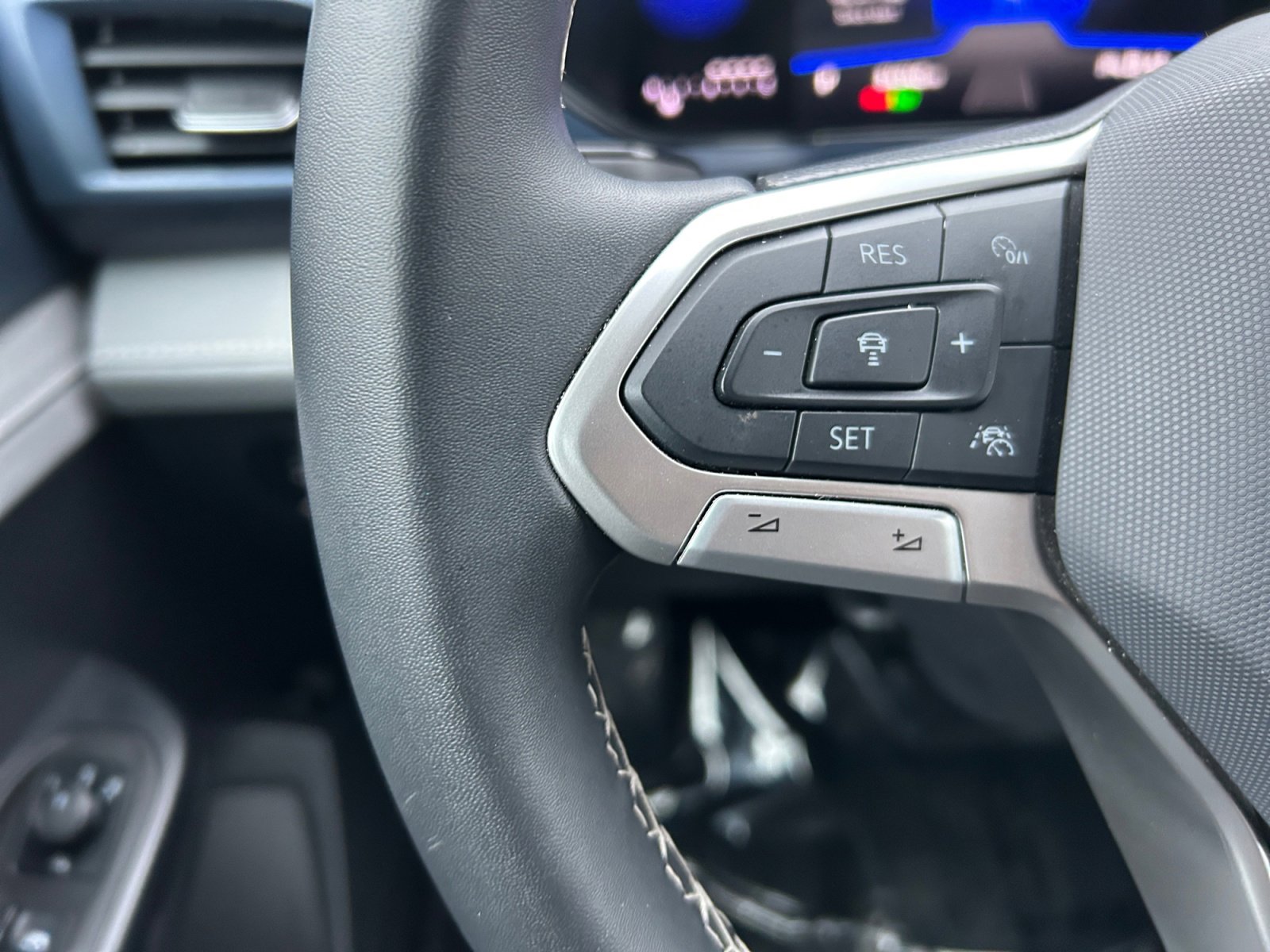 Used 2024 Volkswagen Taos SE image 7