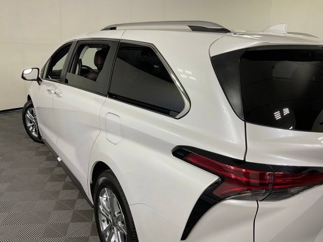 Used 2023 Toyota Sienna Platinum AWD/4WD image 35