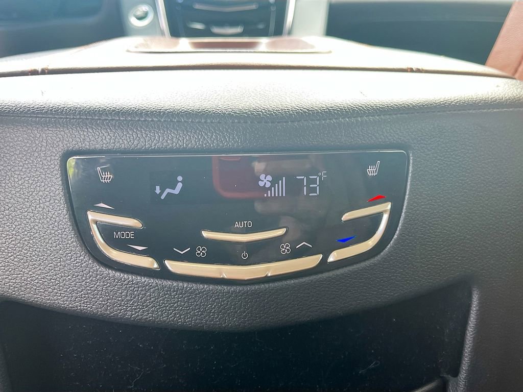 Used 2020 Cadillac Escalade Luxury w/ Escalade Sport Edition AWD/4WD image 27