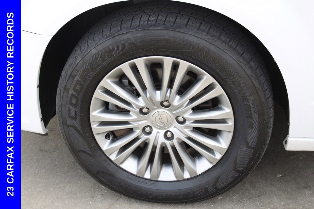 Used 2016 Chrysler Town & Country Touring-L image 12