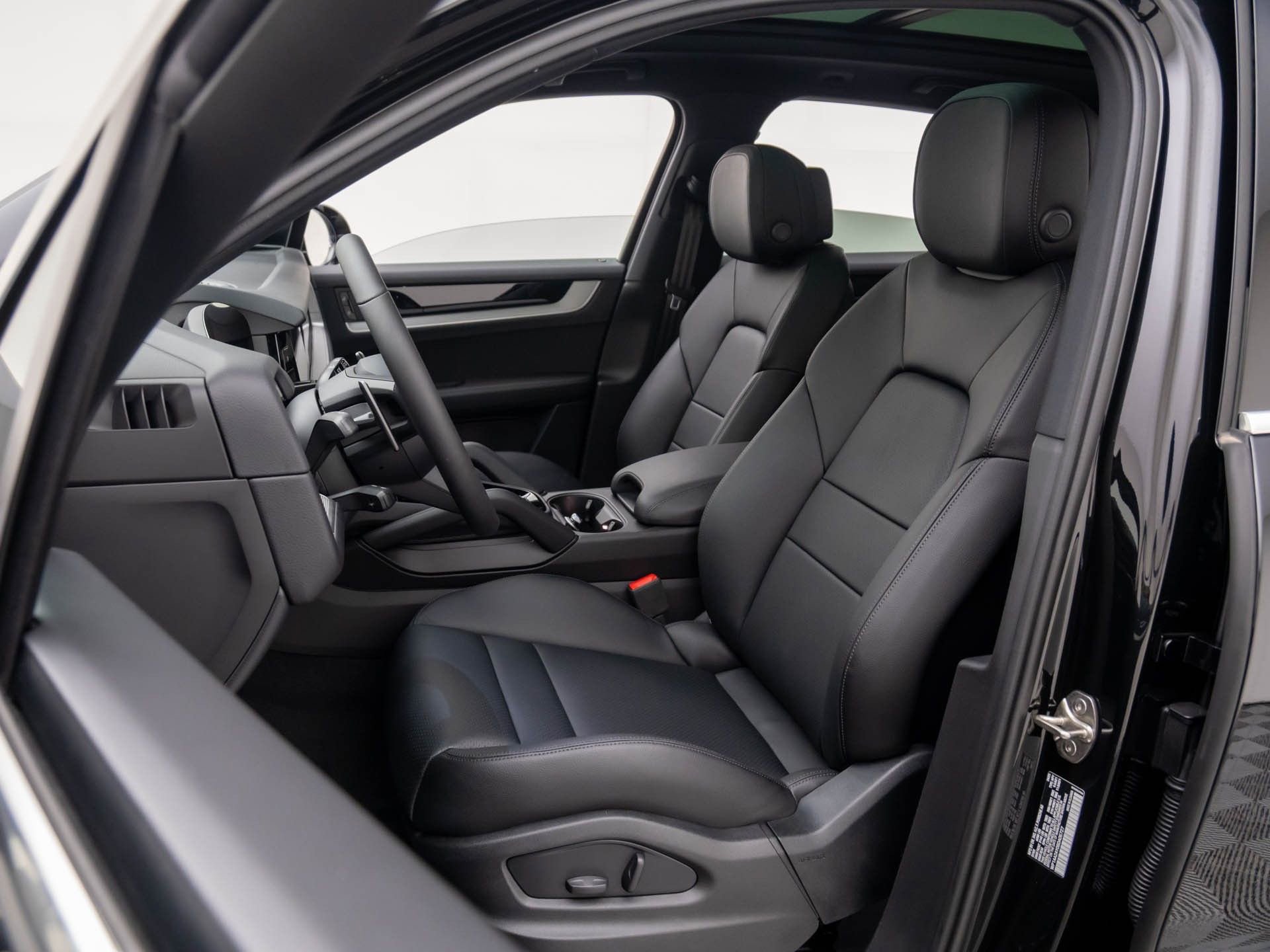 Certified 2025 Porsche Cayenne image 5