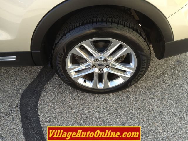 Used 2017 Ford Explorer XLT w/ Equipment Group 202A image 9