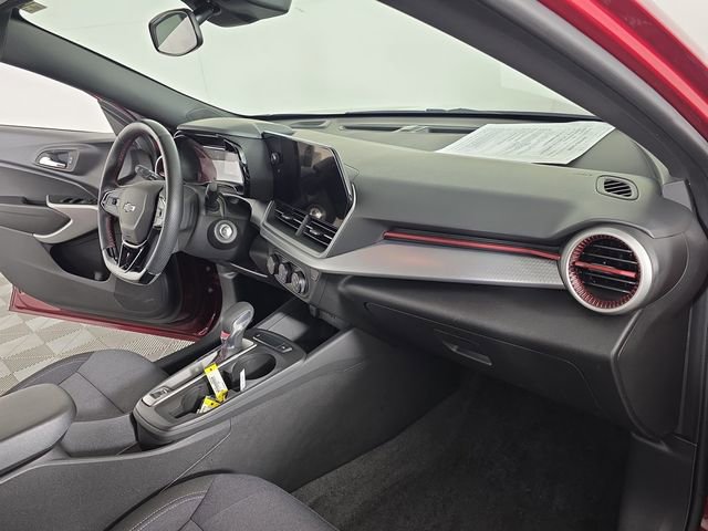Used 2025 Chevrolet Trax RS FWD image 16