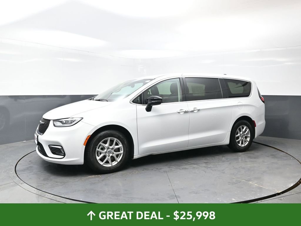 Used 2024 Chrysler Pacifica Touring-L image 9