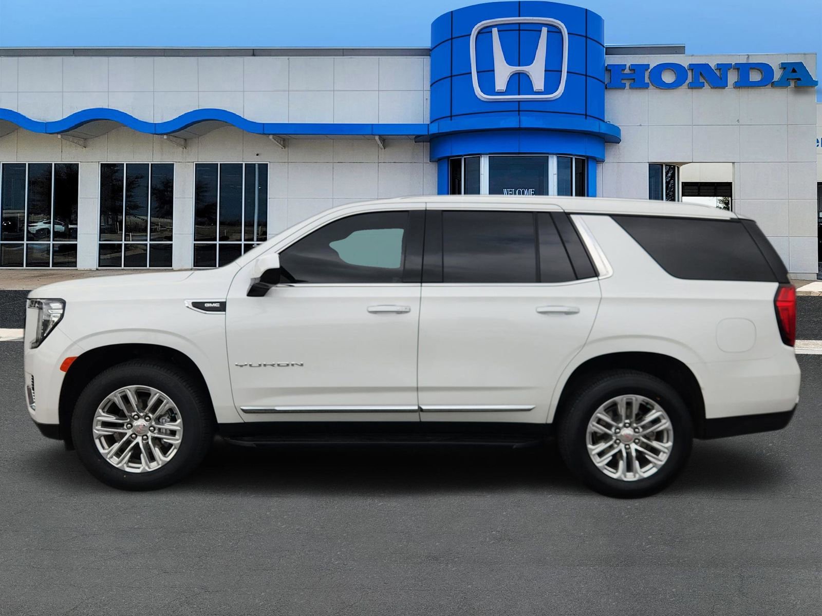 Used 2024 GMC Yukon SLT image 3