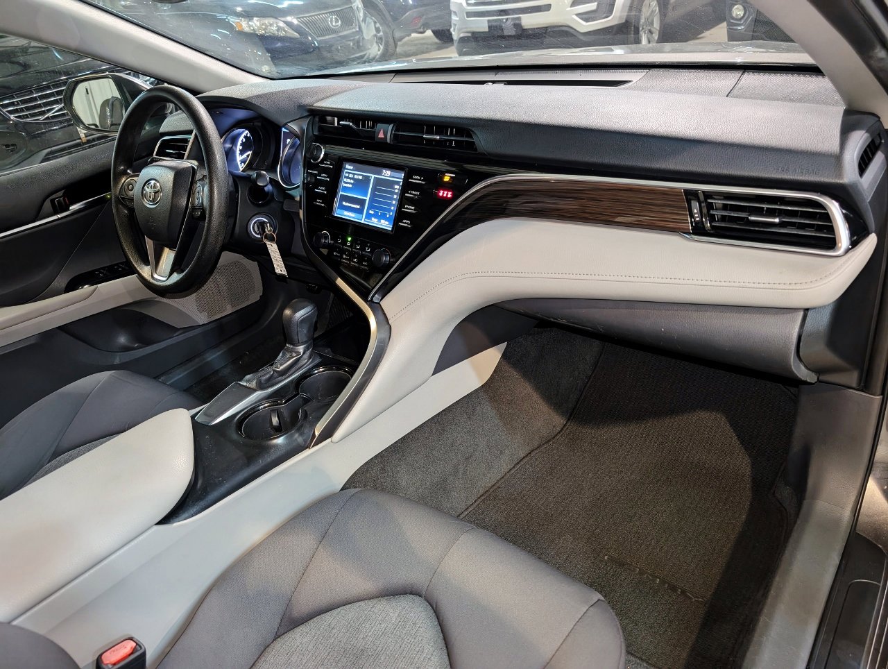 Used 2018 Toyota Camry LE image 28