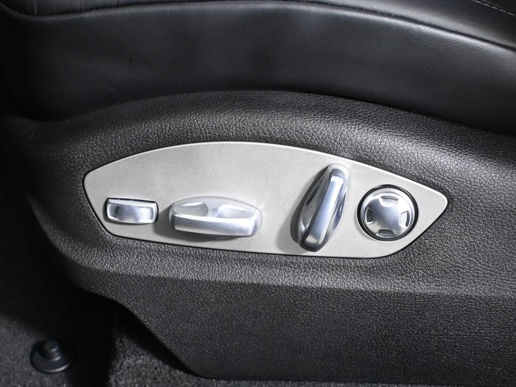 Used 2026 Porsche Macan AWD/4WD image 31