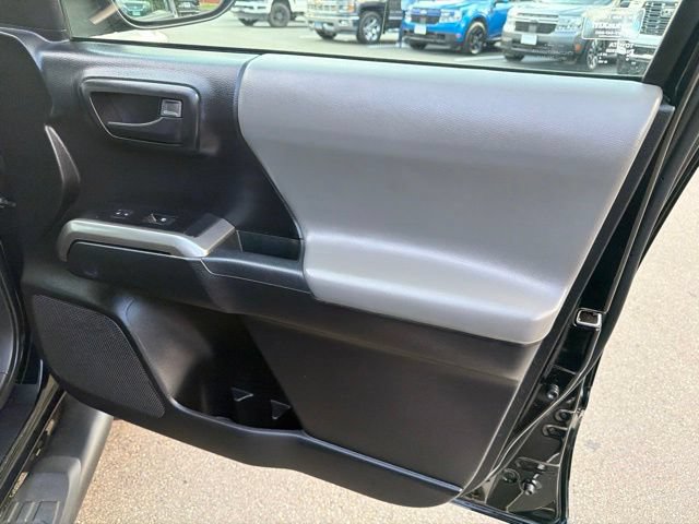 Used 2021 Toyota Tacoma SR5 AWD/4WD image 9