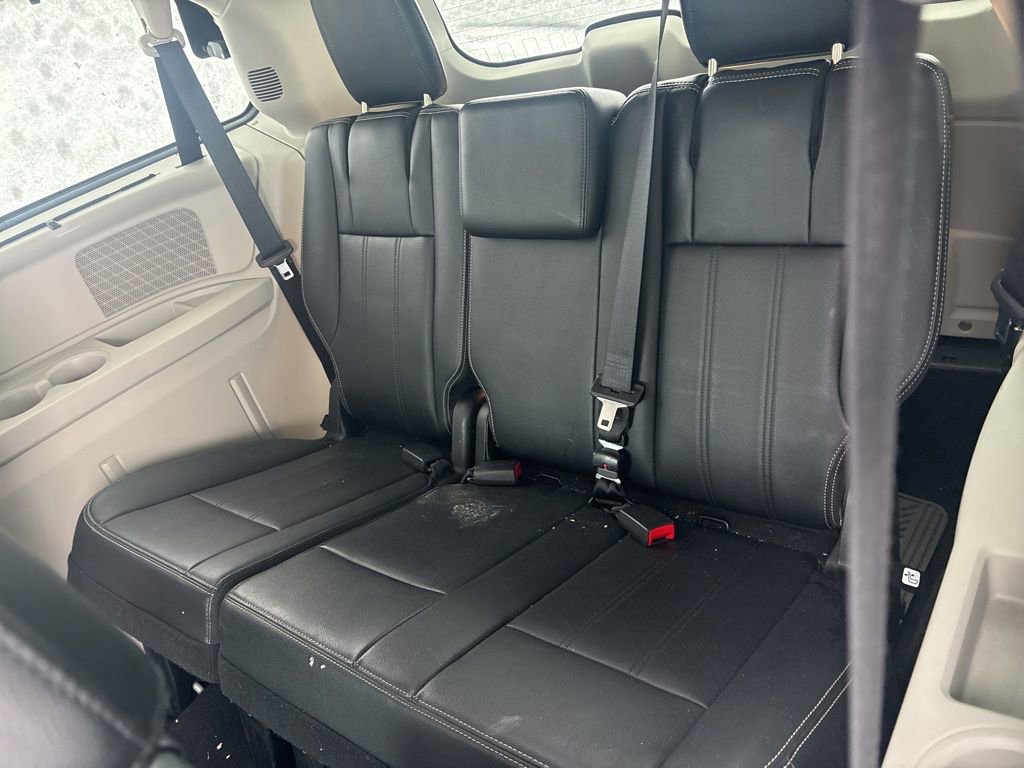 Used 2013 Chrysler Town & Country Touring-L w/ Driver Convenience Group image 23