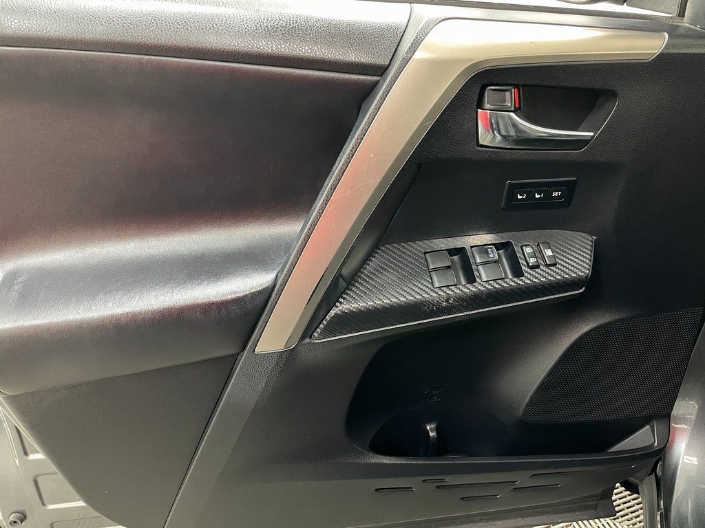 Used 2014 Toyota RAV4 Limited image 22