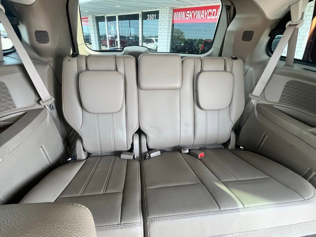 Used 2012 Chrysler Town & Country Touring-L w/ Entertainment Group #2 image 8