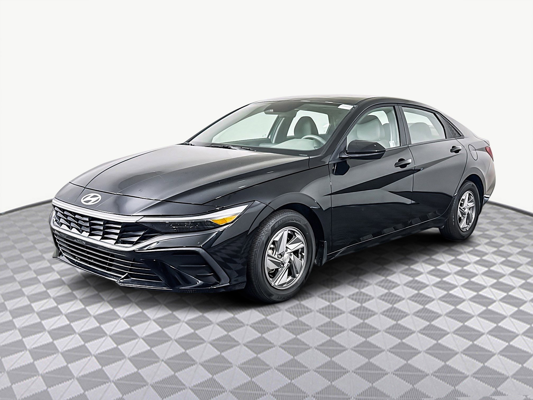 Used 2025 Hyundai Elantra SE image 4