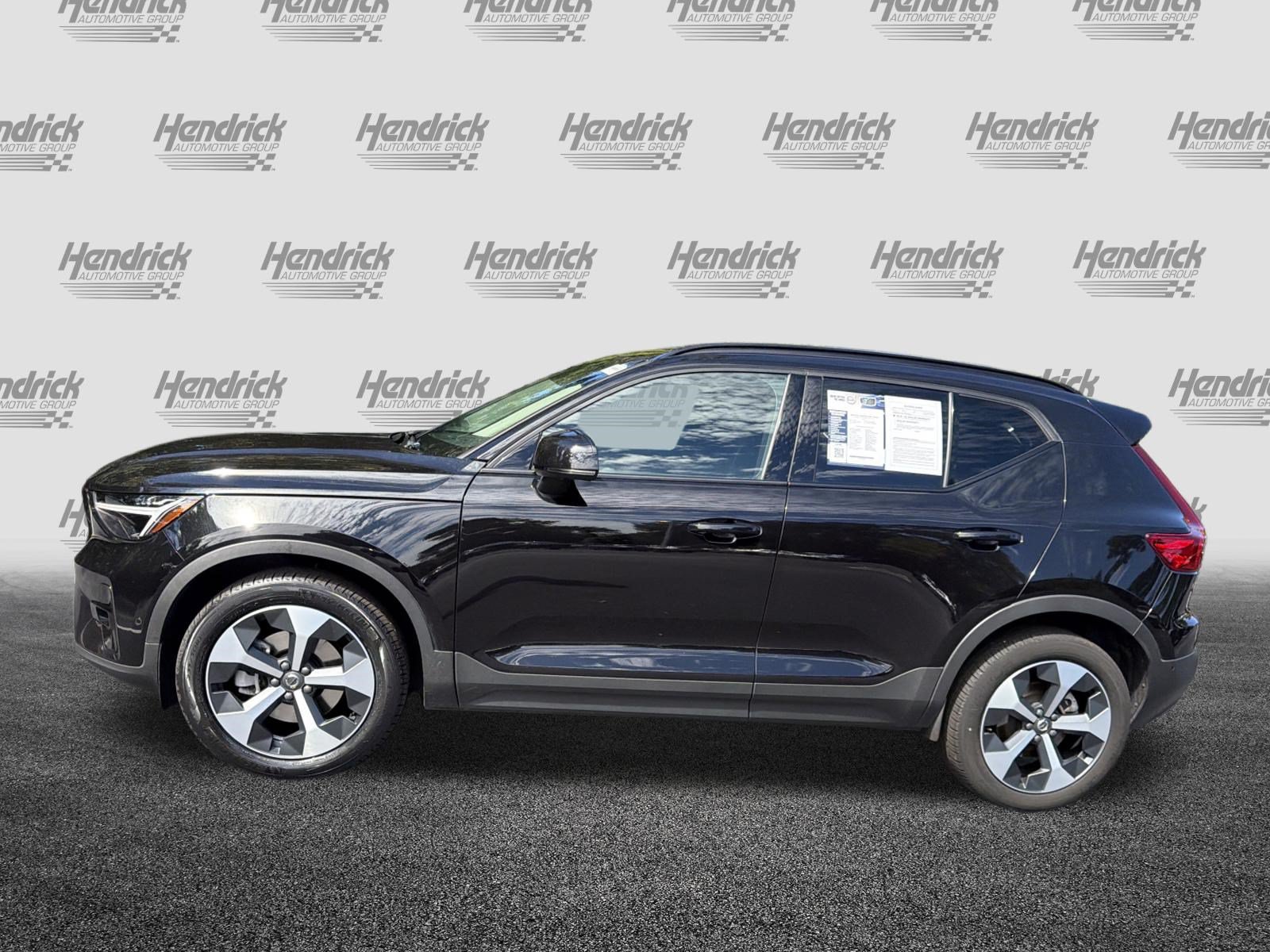 Used 2025 Volvo XC40 B5 Plus AWD/4WD image 7