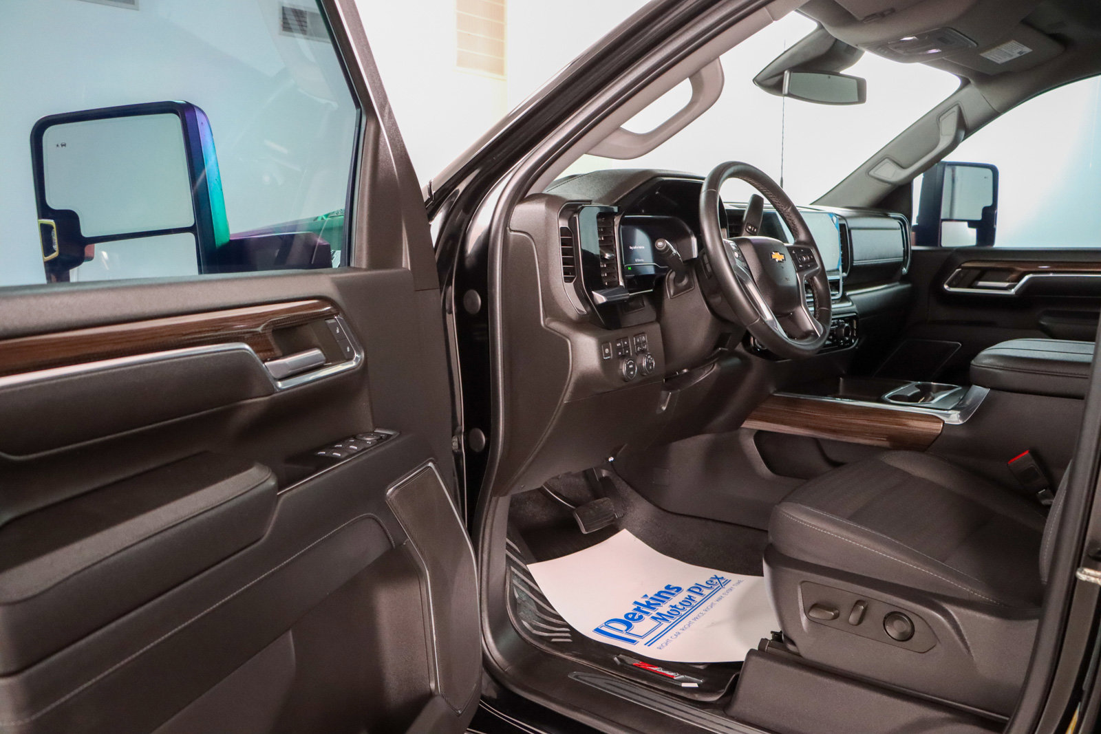 Used 2024 Chevrolet Silverado 2500 LT w/ Texas Edition AWD/4WD image 3